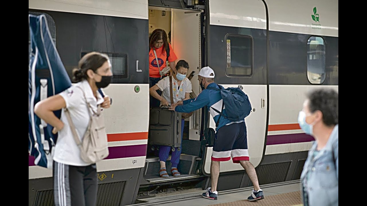 Pasajeros afectados por el corte de la línea del AVE a Galicia