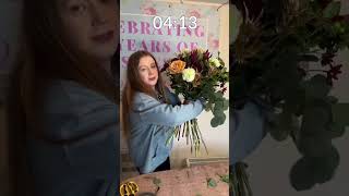 Building a bouquet using only red & green! π #florist #flowers #floraldesign #modernflorals Building a bouquet using only red & green! π #florist #flowers #floraldesign #modernflorals