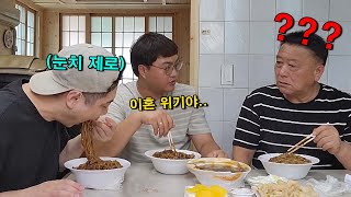 아들이 심각한 얘기하는데 옆에서 계속 면치기를 한다면?ㅋㅋㅋㅋ아빠 결국 젓가락 던짐!ㅋㅋㅋㅋㅋ