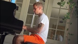 Justin Bieber on Instagram Live playing Beathoven on piano 😍🧡🎹 (31 May 2022)