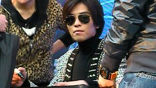 20130331-蕭敬騰同名世界巡迴演唱會2012台北站DVD擊掌簽名會-努力簽名中
