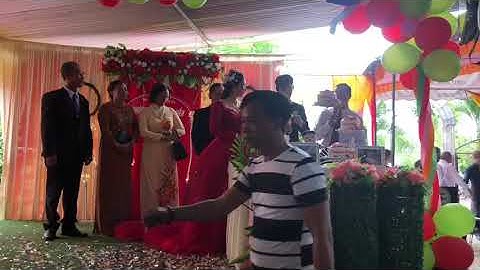 Nghi thức cắt bánh và rót rượu