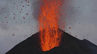 Vulcão STROMBOLI entra em erupção e da Espetáculo na Itália
