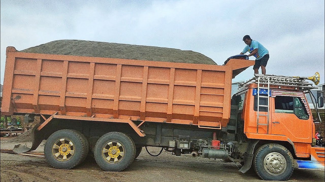 dump-truk-fuso-tronton-jomplang-full-muatan-pasir-putih-youtube