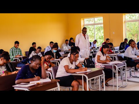 Видео: Где находится университет Томаса Адевуми?