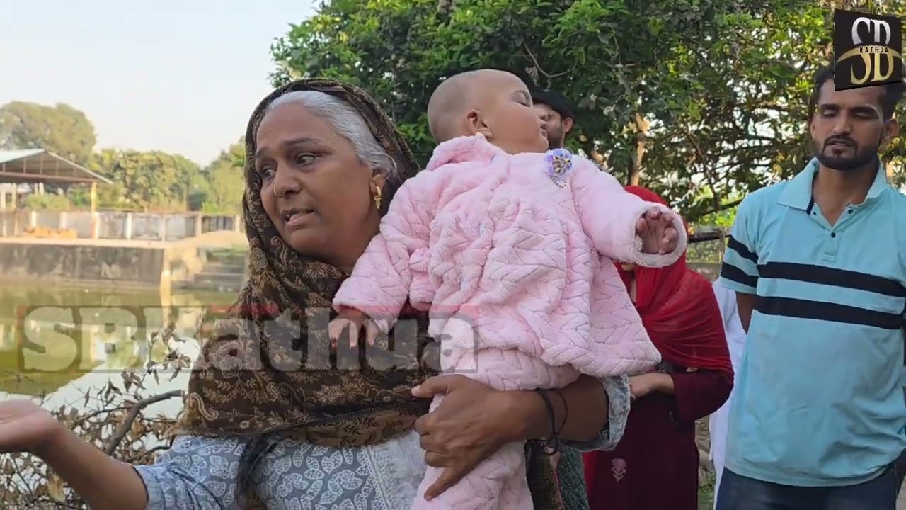 कब जागेगा प्रशासन? कठुआ के संकट मोचन मंदिर के तालाब में गिरने से बाल-बाल बचा बच्चा,