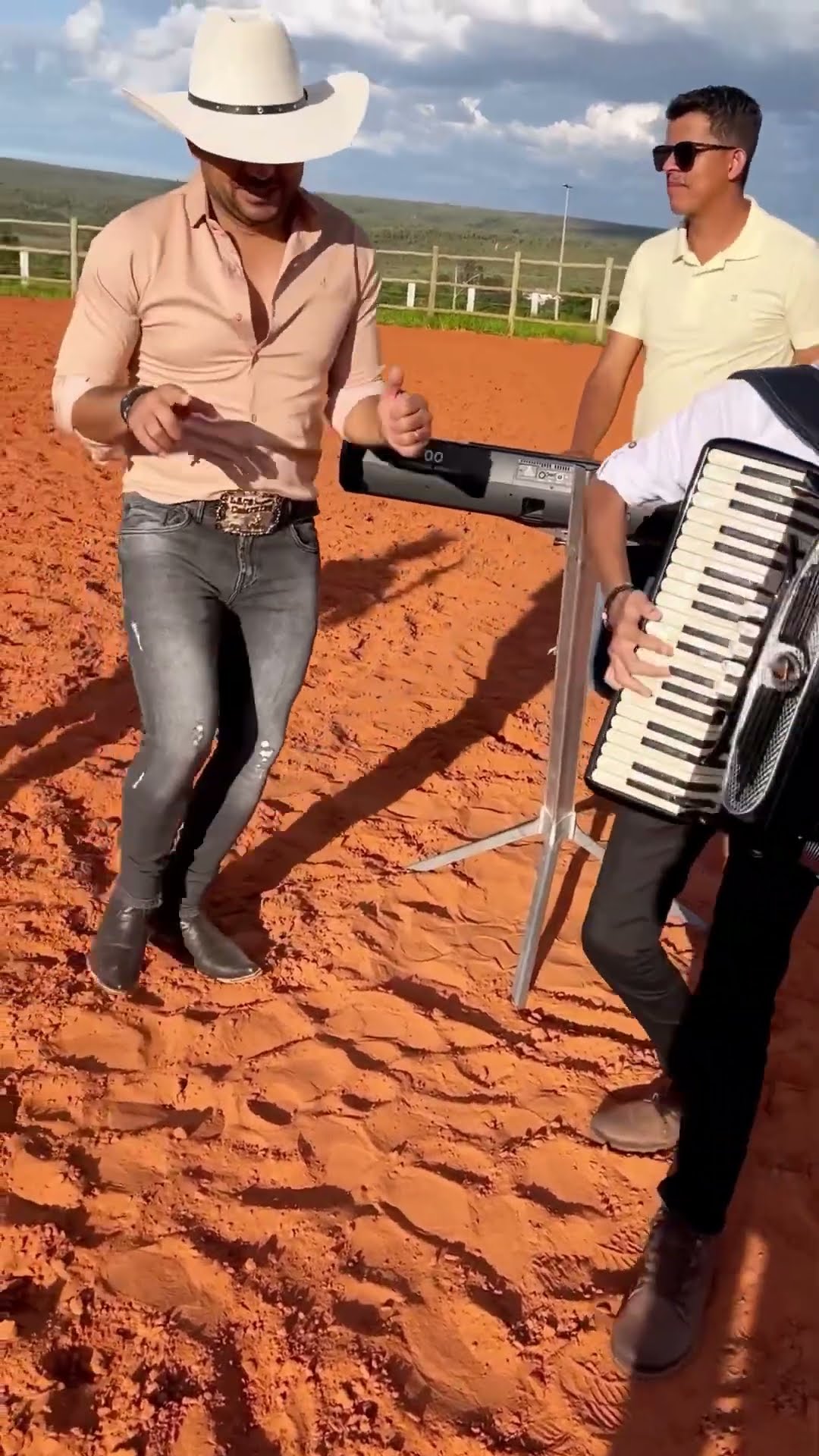 A música do cantor das comitivas já estourou no Brasil todo quem gostar comenta #boanoiteee