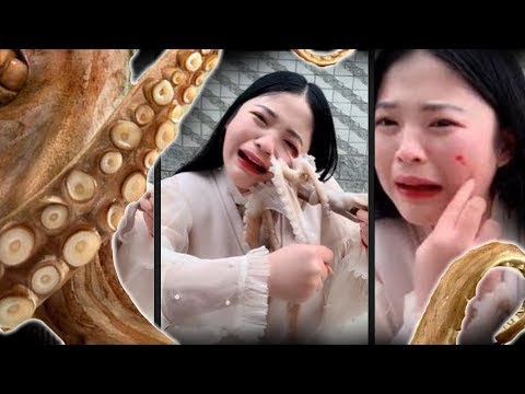 Девушка решила съесть живого осьминога и едва не поплатилась за это