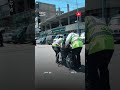شرطيّا مرور يساعدان مسنّة على عبور شارع في الرقة