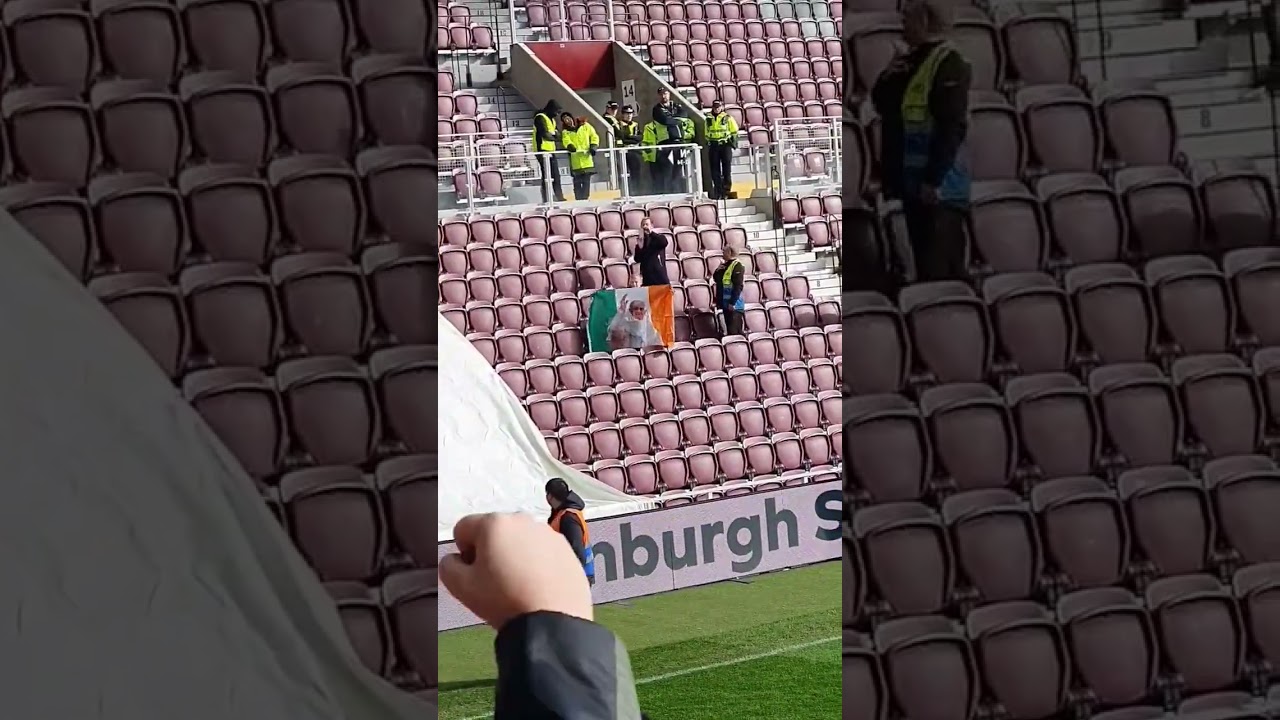 Pope Tricolour in the Hearts end 😂🇮🇪 