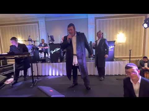 Chesky Schwartz 🎹 on the keys at his wedding with Yoily Weiss 🎤singing kumzitz