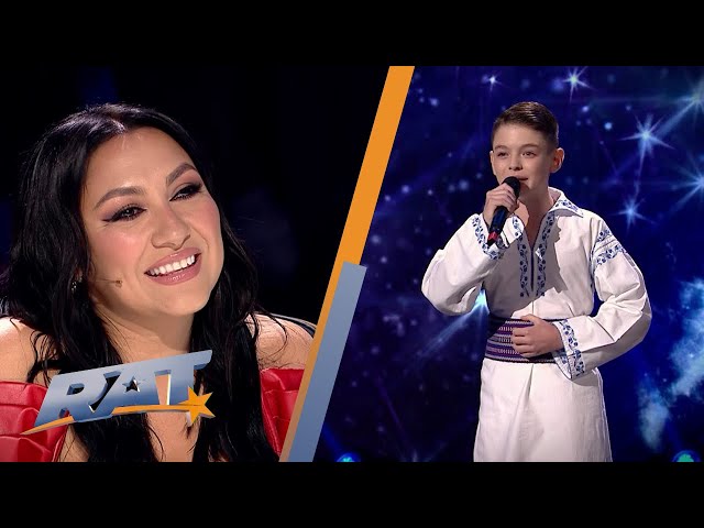 Arsenie Țiple a cucerit inimile publicului cu vocea sa inconfundabilă | Românii Au Talent S14 class=