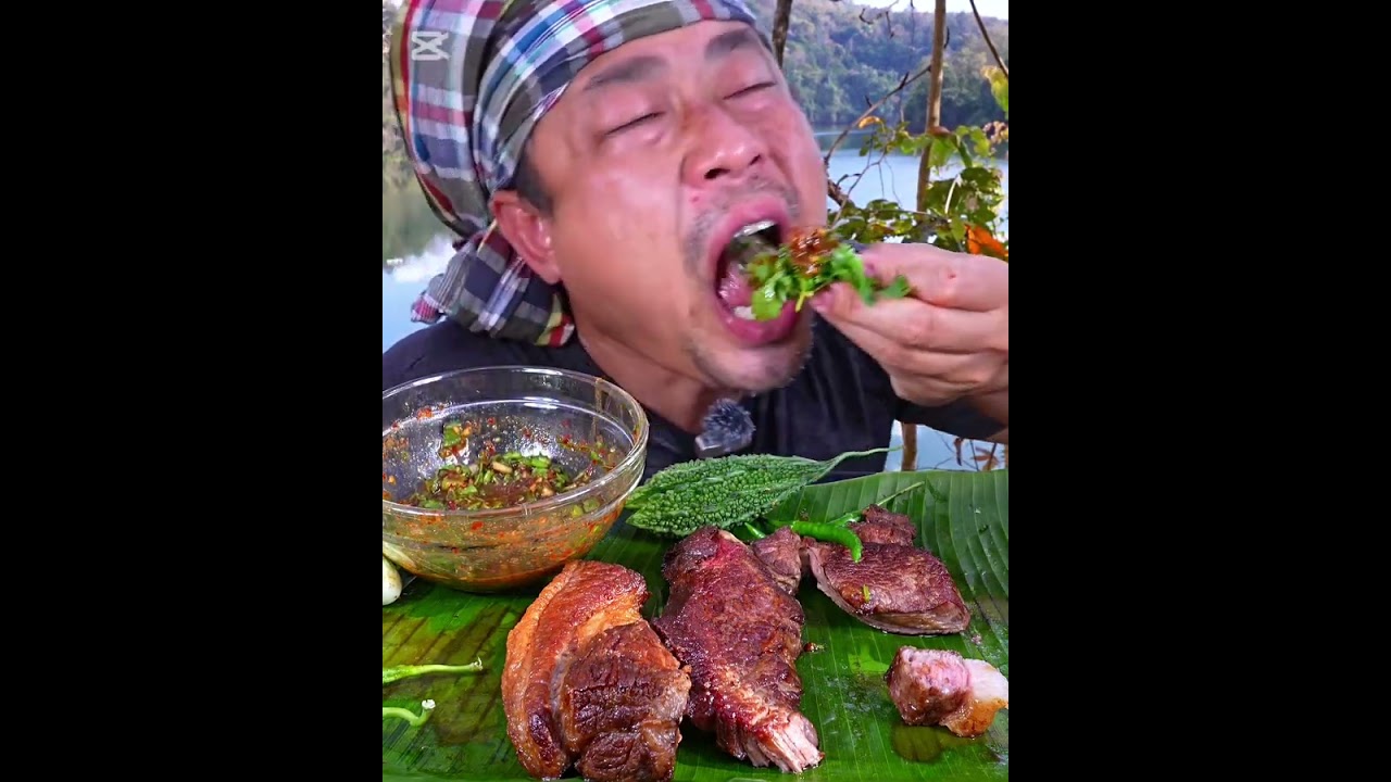 Eating grilled beef with fat is very delicious