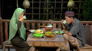 Menebang Bambu untuk Buat Kue Putu | Masak Telur Puyuh Kentang Sambel Ijo, dan Bening Bayam Kencur