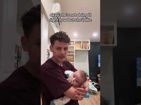 إنها تقريب ا كما لو أنها غير مرتاحة أو شيء من هذا القبيل لا أعرف عودة إلى الماضي طفل حياة الأب