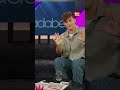Magier „Fab Fox“ zeigt einen seiner Kartentricks im Live-TV🪄