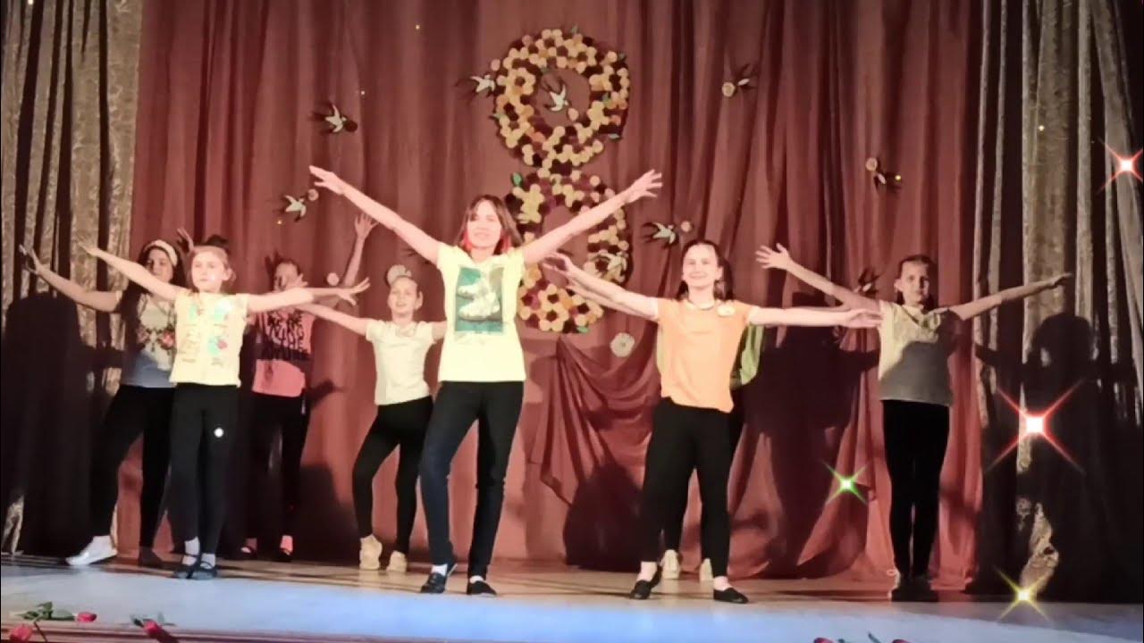 Видео как пчеловод танцует. Танец под пчеловод. Танец пчеловод для детей. Танец ты пчела я пчеловод видео. Новогодний пчелая пчелаводный танец 2б класса старший девушка поет.