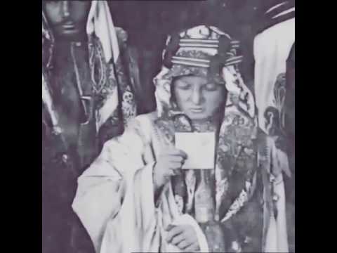 الملك فيصل رحمه الله وهو يشاهد أول صورة فوتوغرافية له