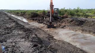 Excavator Di Tanah Rawa