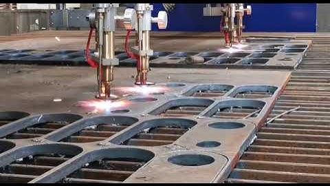 Capacitor torch height sensor