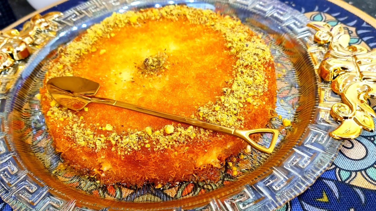 مطبخ ام وليد / خبزة القطايف او الكنافة المحشية قد ما نشكر فيها قليل بنينة تهبل 😋😋😍 .