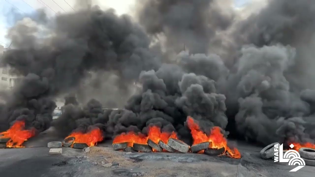 شبان فلسطينيون يشعلون النار احتجاجاً على جريمة الاحتلال في مخيم عقبة جبر