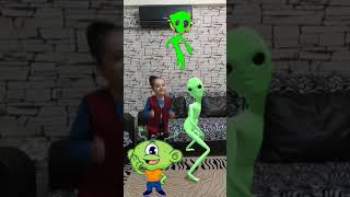 Yeşil Uzaylı Evimizde Erik Dalı Gevrektir Şarkısı İle Halay Çekiyor