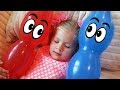 Diana juega con globos bebe