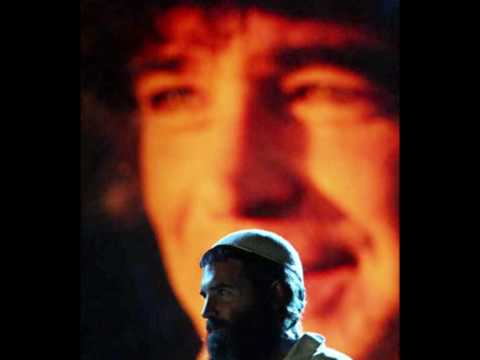 אסף אבידן מבצע את מים מתוקים של מאיר אריאל 