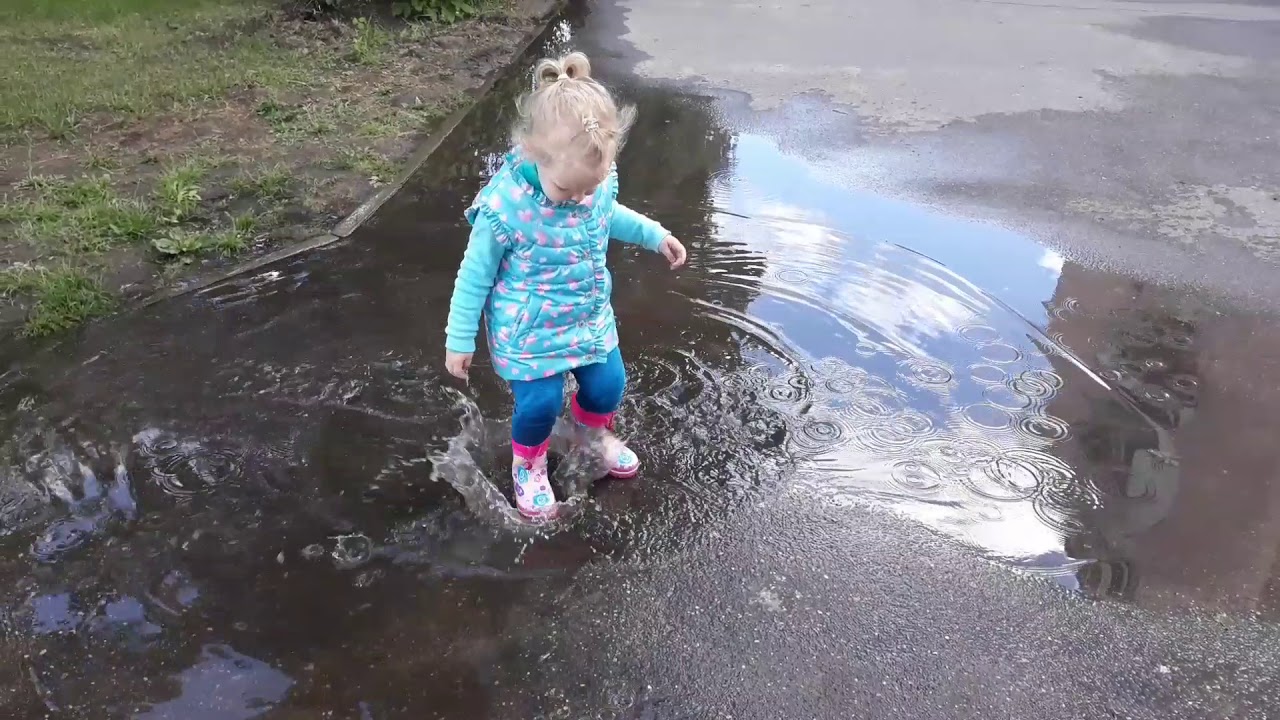 Детская песня по лужам