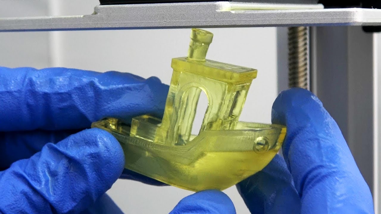 VIDEOS. Cette imprimante 3D sculpte la résine liquide grâce à la lumière -  Le Parisien