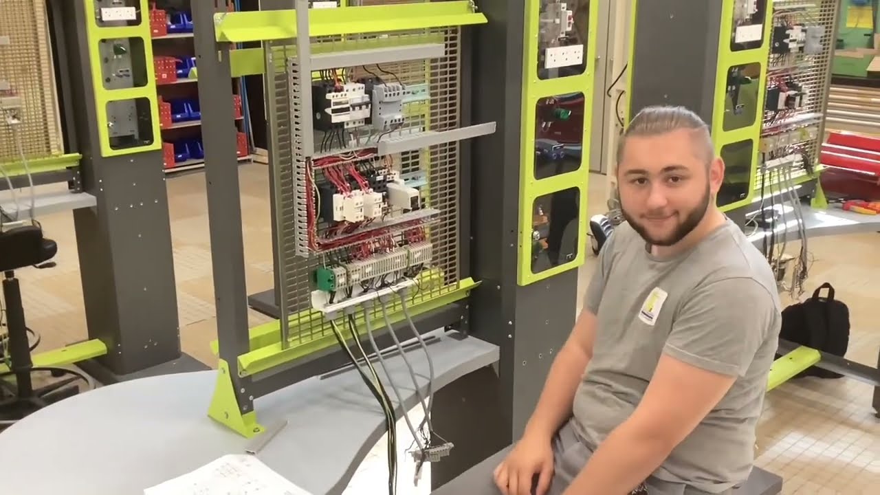 Présentation du CAP électricien avec des postes de travail neufs