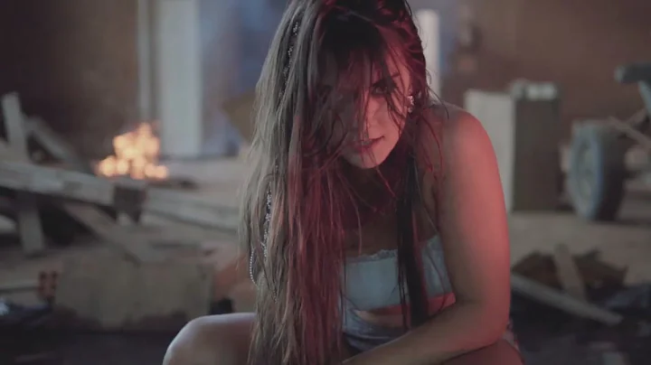 BUMKKBUM (Clipe Oficial)- Sarah Knoll