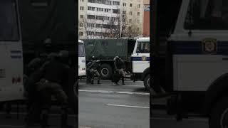 Пожилого человека волокут в автозак - Минск - 8.11.2020