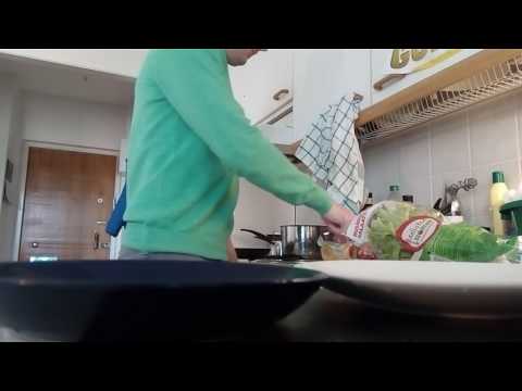 Piristä tuttu caesarsalaatti makealla persimonilla. Valmista krutonkien sijaan rapeat leipäkupit, jo. 