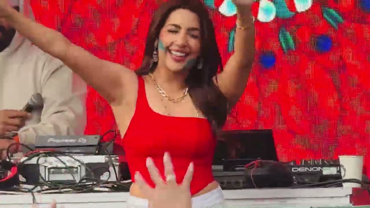 Holi Without this 🤡 #vlog #share #internationalstudents #holi #holispecial #subscribe #uk #funny 