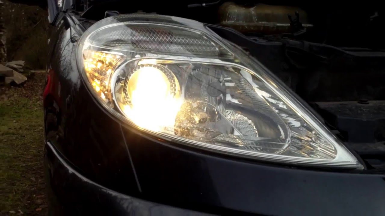 Výměna žárovky u auta pomocí smartphonu - YouTube