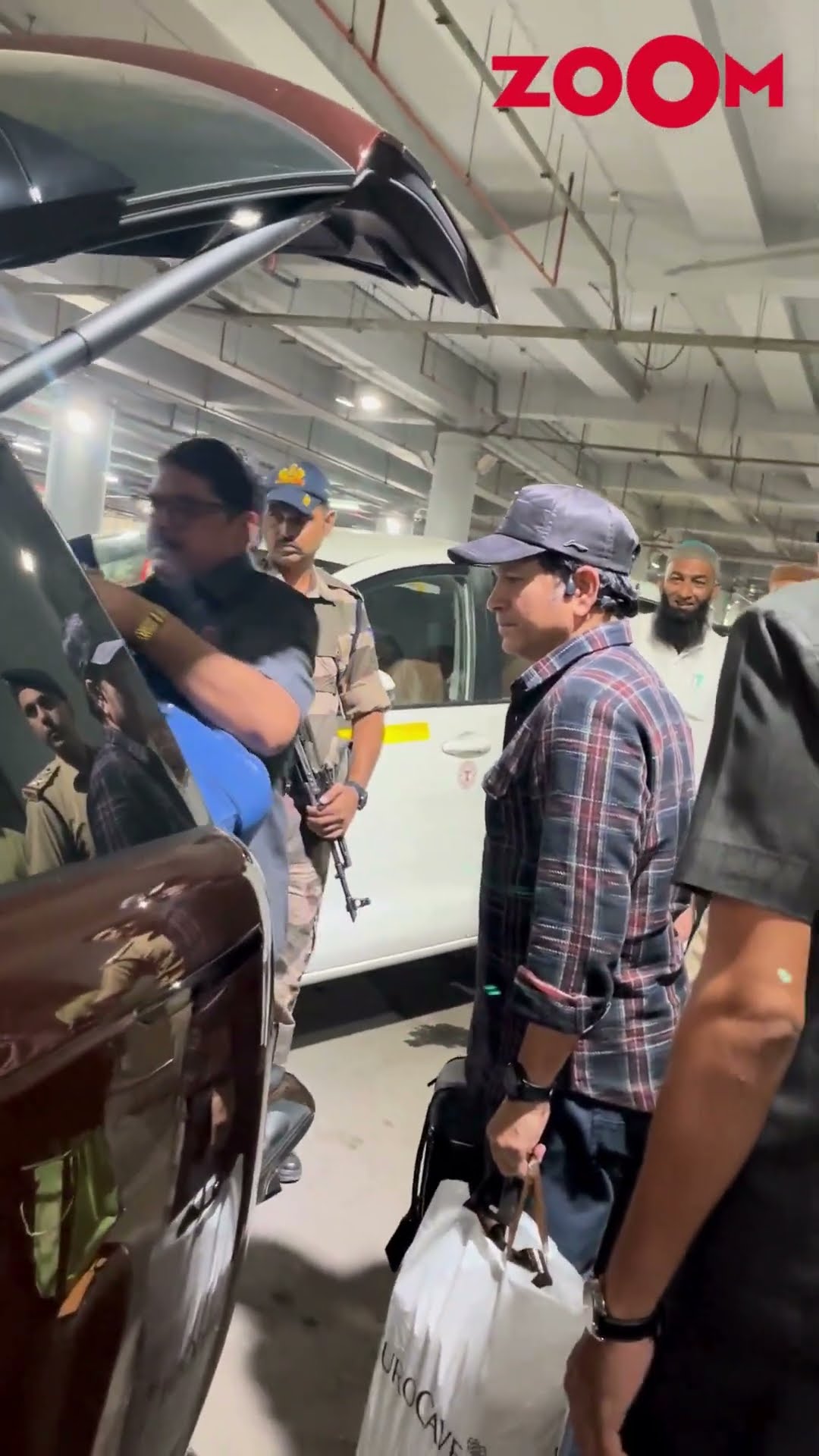 Sachin Tendulkar with his wife were SPOTTED by the paps at the airport #sachintendulkar #shorts