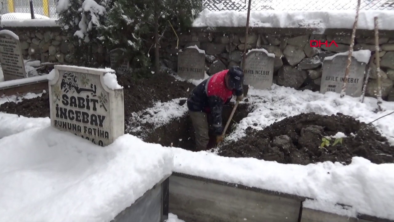 Kar kış demeden 9 yıldır mezar kazıyor
