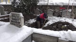 Kar kış demeden 9 yıldır mezar kazıyor