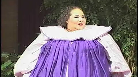 Jeannie (Lynda) Elliott performs