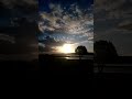 Сонце сідає на небі з хмарною у горизонті.