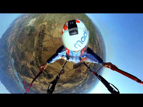 David Tejeiro realiza doble acrobacia con wingsuit y parapente acrobático