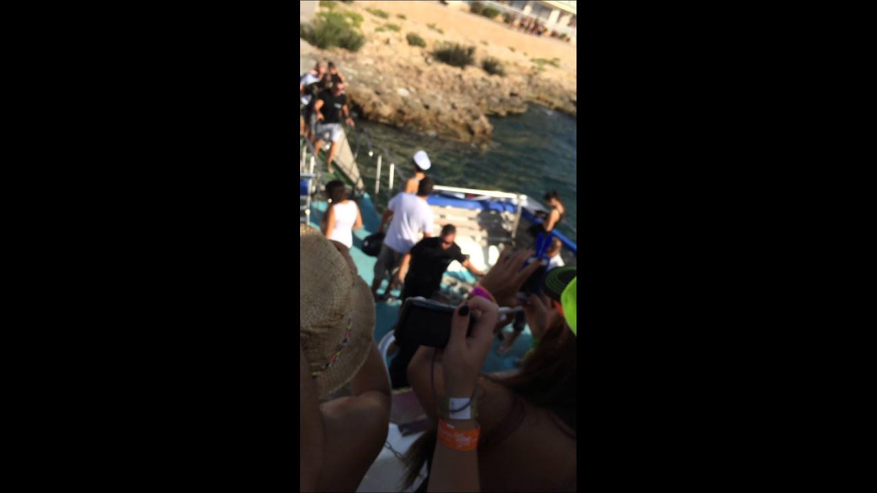 Carl cox subiendo a bordo para pinchar