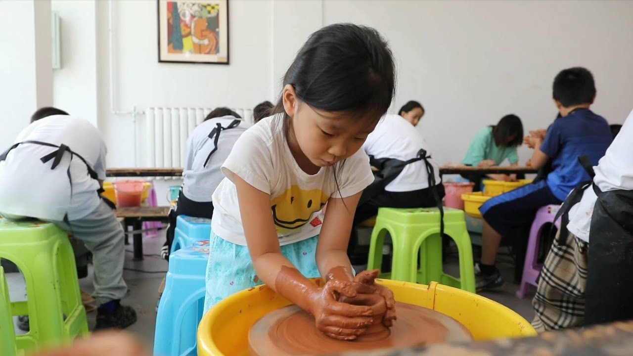 GLOBALink Chinese students learn 5,000yearold skills in painted