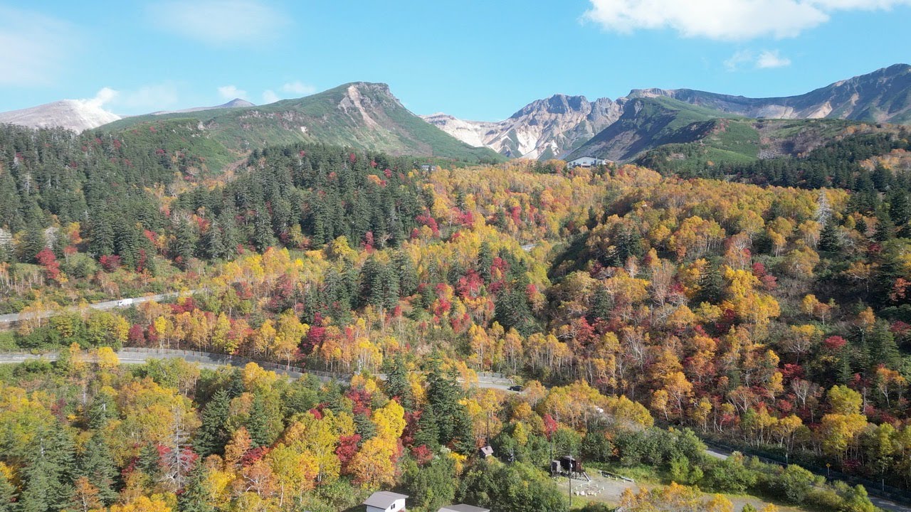 空撮   十勝岳連峰　上ホロカメットク山　十勝岳温泉　日本一早い紅葉