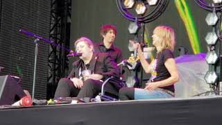 Video thumbnail of "Chrissie Hynde & Shane MacGowan LIVE - I got you babe"