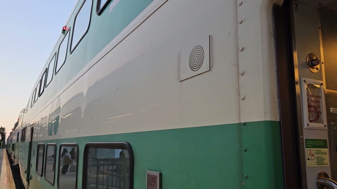 GO Train Bilingual Door Closing Announcement