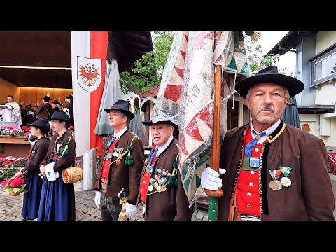 Ehrensalve der Schroll Schützenkompanie - Kirchberg in Tirol