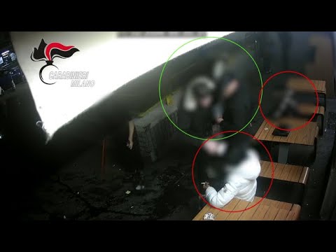 Video Giovane accoltellato in via Salasco da quattro ragazzini: le immagini dell'aggressione